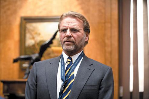 4 David Rasche as Linton Barwick